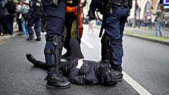 Police and protesters clash in Paris 