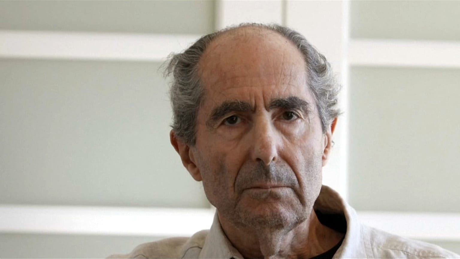 وفاة الكاتب الأمريكي الفائز بجائزة بوليتزر فيليب روث عن عمر ناهز 85 عاما