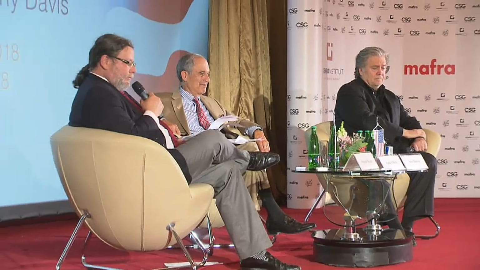 Bannon debate sobre el futuro de Europa en Hungría