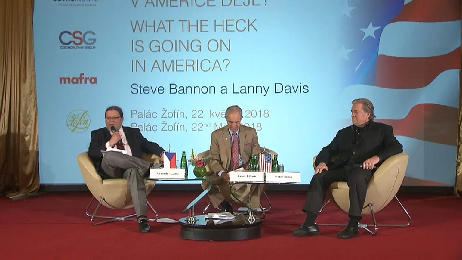 Steve Bannon a Praga, pensando all'Italia