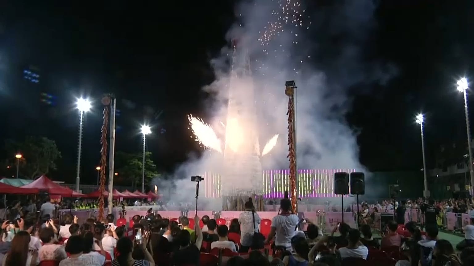 Competitors in HKong race up 14-metre-high bun tower