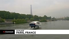 Un "taxi volador" en las aguas del Sena en París 