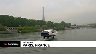 Un "taxi volador" en las aguas del Sena en París 