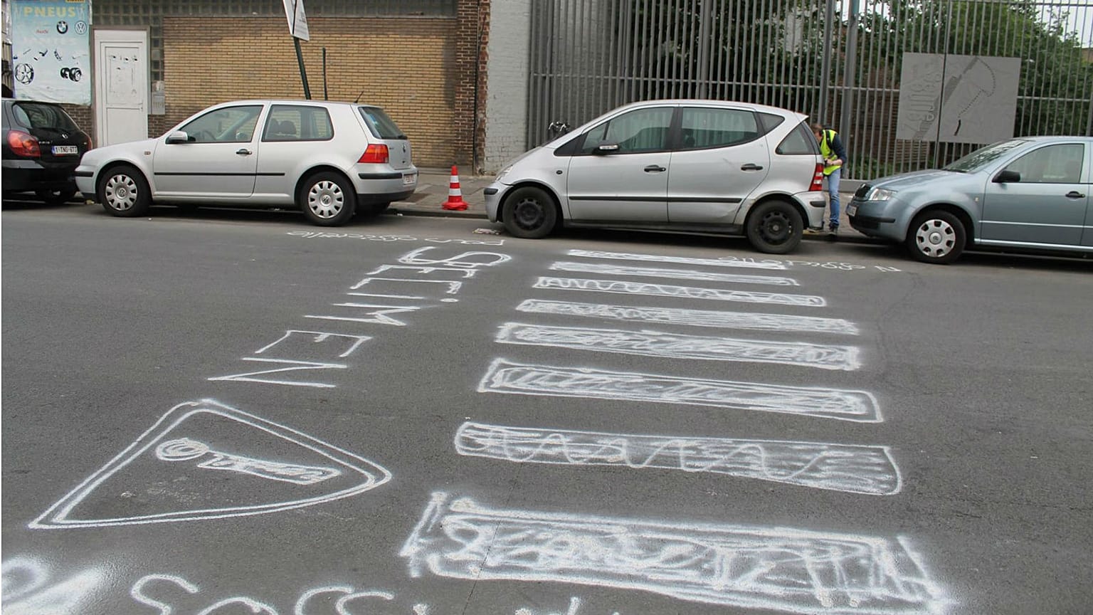 Besorgte Anwohner der Rue Marsui in Brüssel malen 