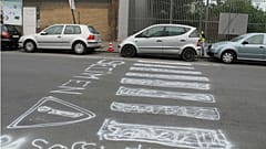 Besorgte Anwohner der Rue Marsui in Brüssel malen 