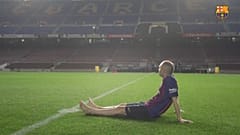 Descalzo y emocionado, Iniesta se despide del Camp Nou