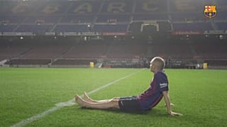 Descalzo y emocionado, Iniesta se despide del Camp Nou