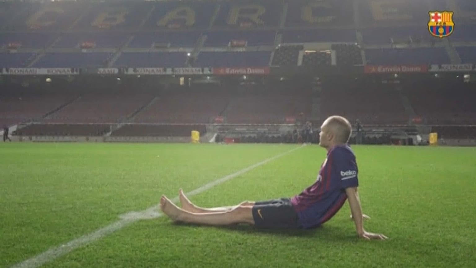 Scalzo ed emozionato, Iniesta dice addio al Camp Nou 