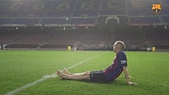 Scalzo ed emozionato, Iniesta dice addio al Camp Nou 