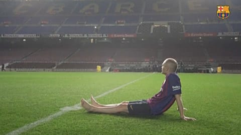 Scalzo ed emozionato, Iniesta dice addio al Camp Nou 