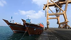 قوات التحالف في اليمن تدمر زورقين للحوثيين