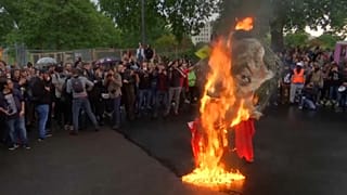 Queman una efigie de Macron en el centro de París