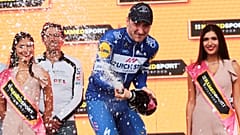Viviani 'mete a quarta' e Yates segura a liderança no Giro