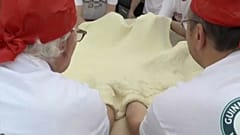 Elkészült a világ leghosszabb pizzája
