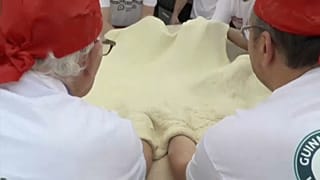 Elkészült a világ leghosszabb pizzája