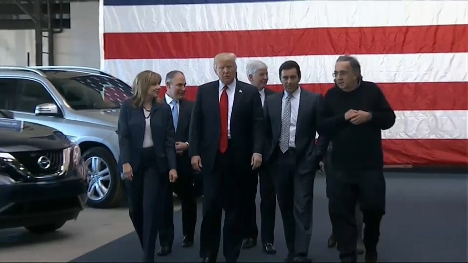 Trump estudia imponer aranceles a los vehículos importados