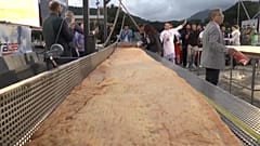 Cамая длинная пицца в мире!