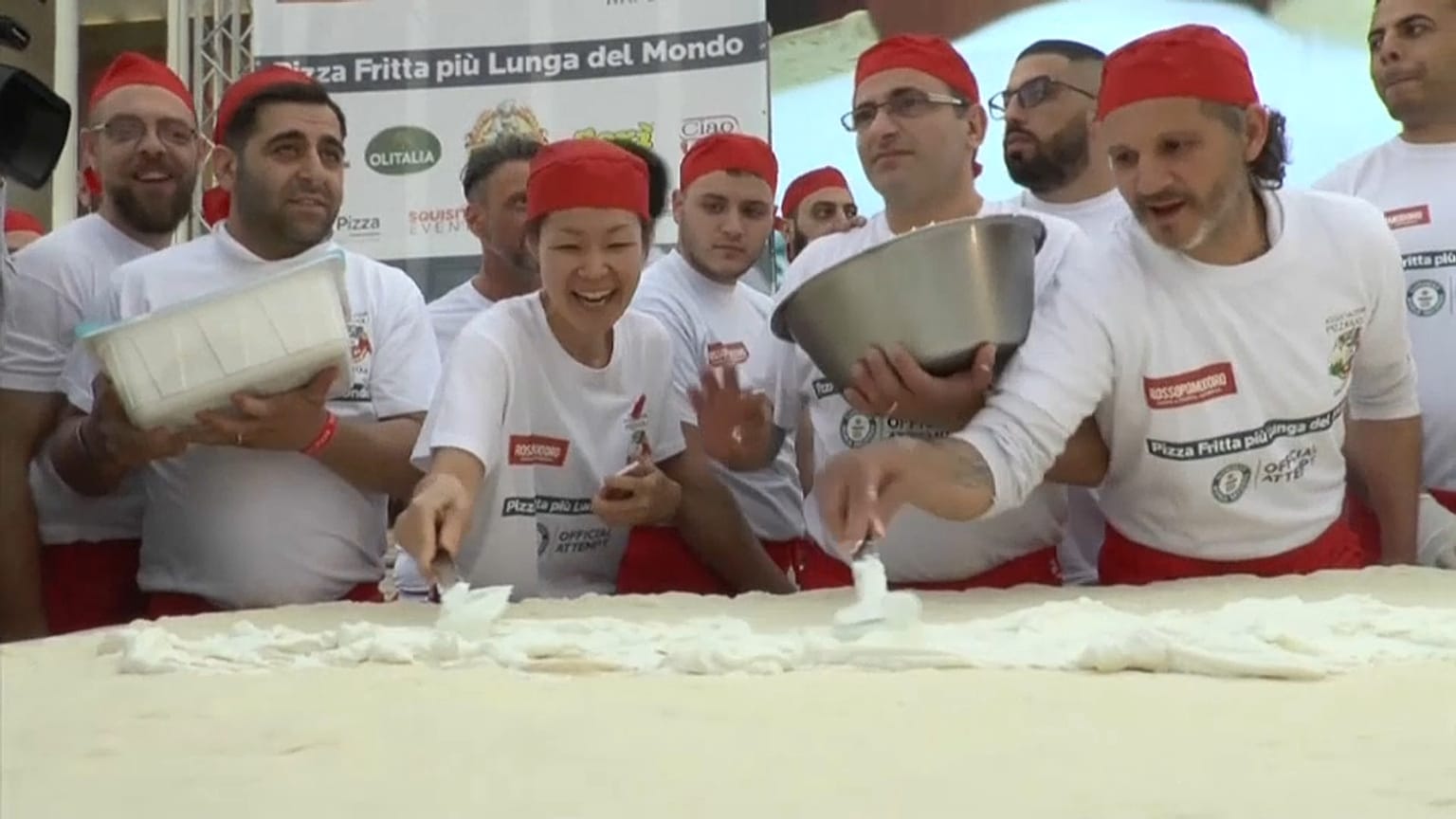 Une pizza frite de plus de 7 m, un record à Naples !