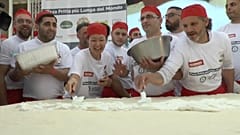 Une pizza frite de plus de 7 m, un record à Naples !