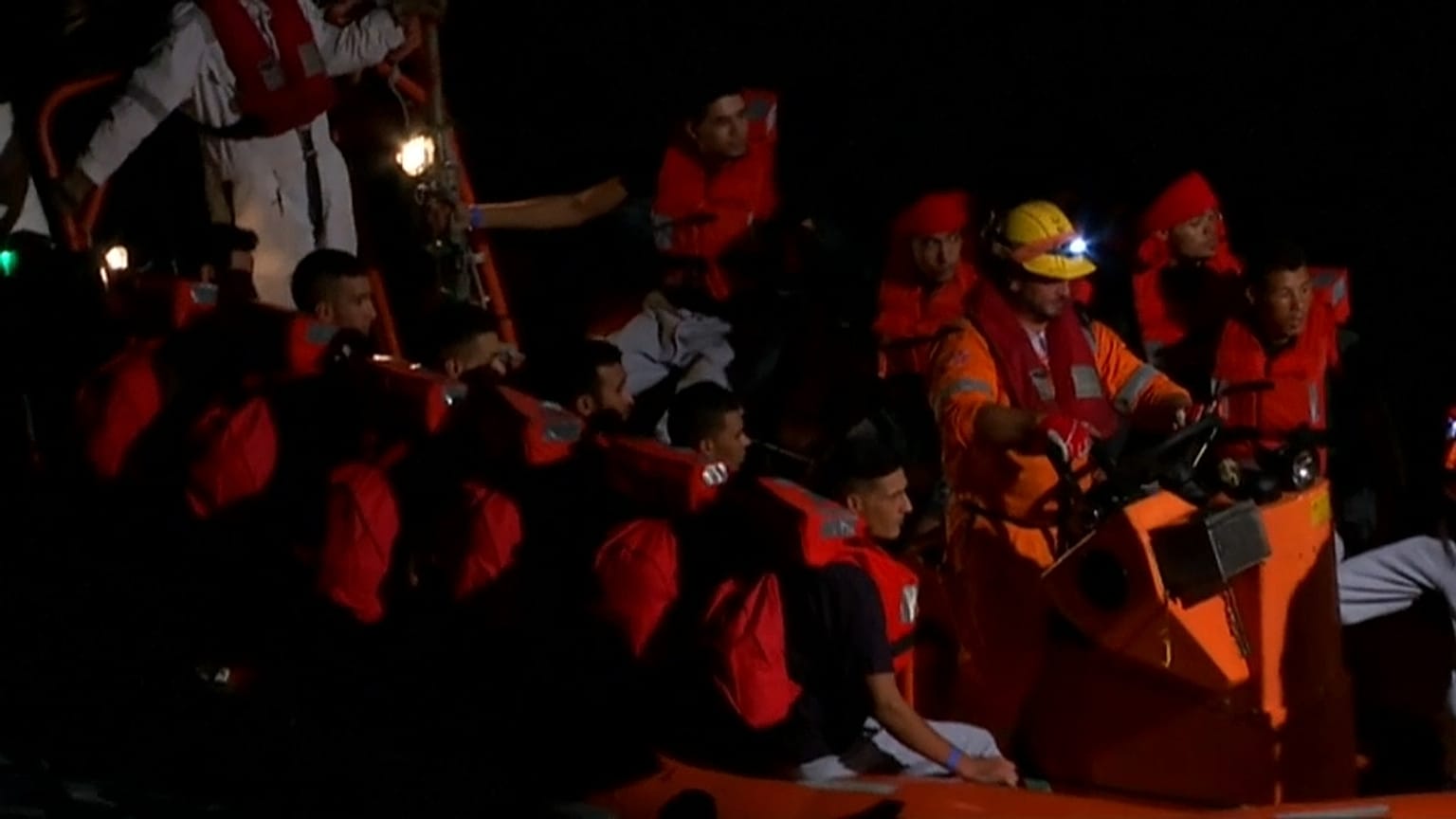 Tunisia, bloccato peschereccio diretto in Italia con 128 a bordo 