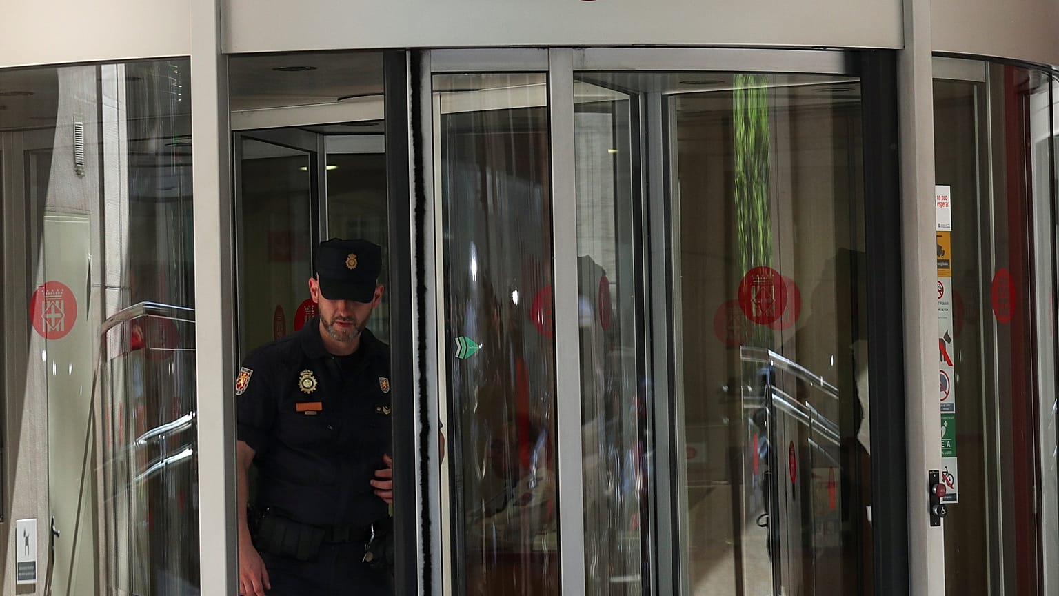 Polizisten bei der Razzia in Spanien