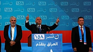 رئيس الوزراء العراقي حيدر العبادي يحيي مؤيديه في النجف بالعراق 03/05/2018