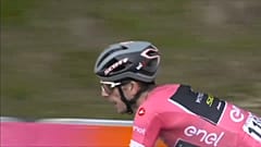 Rivais atacam e 'apertam' liderança de Simon Yates no Giro