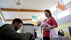 Στις κάλπες του δημοψηφίσματος για τις αμβλώσεις οι Ιρλανδοί 