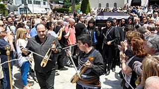 Φίλοι, θαυμαστές, καλλιτέχνες και πολιτικοί αποχαιρέτησαν τον Χάρρυ Κλυνν