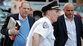 Frau führt Weinstein (66) ab, aber er kommt gegen 1 Mio Dollar Kaution frei