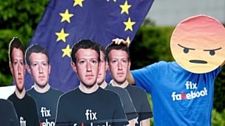 Tüntető az Európai Parlament épülete előtt Brüsszelben május 22-én