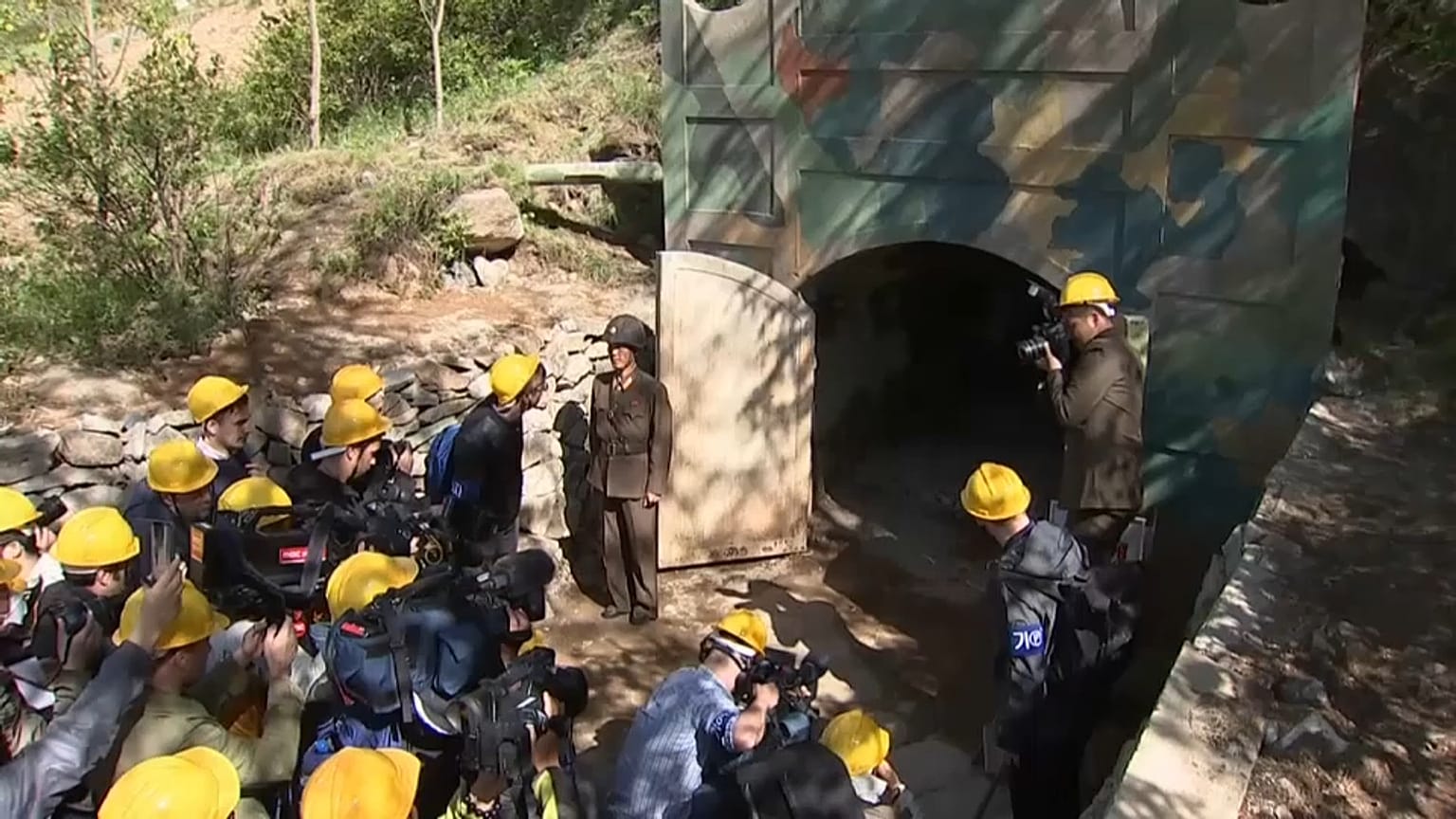 Kuzey Kore nükleer silahların geliştirildiği tesisleri resmen kapattı