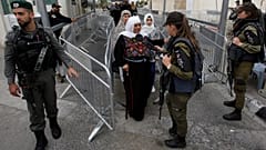 سيدات فلسطينيات يتوجهن لأداء صلاة الجمعة 