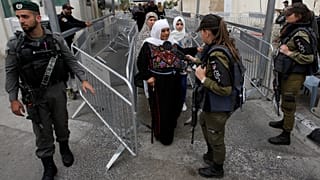 سيدات فلسطينيات يتوجهن لأداء صلاة الجمعة