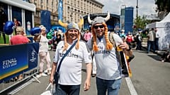 Conoce a los habitantes de Kiev ofreciendo sus sofás gratis a madridistas