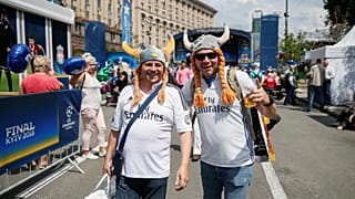 Conoce a los habitantes de Kiev ofreciendo sus sofás gratis a madridistas