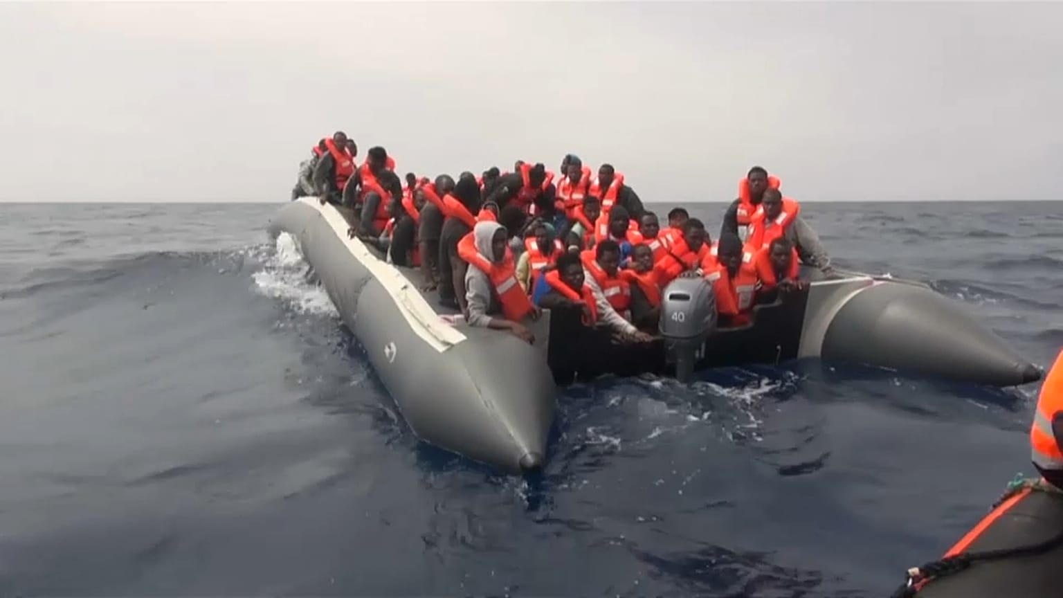 Migranti, dimezzati gli sbarchi in Europa