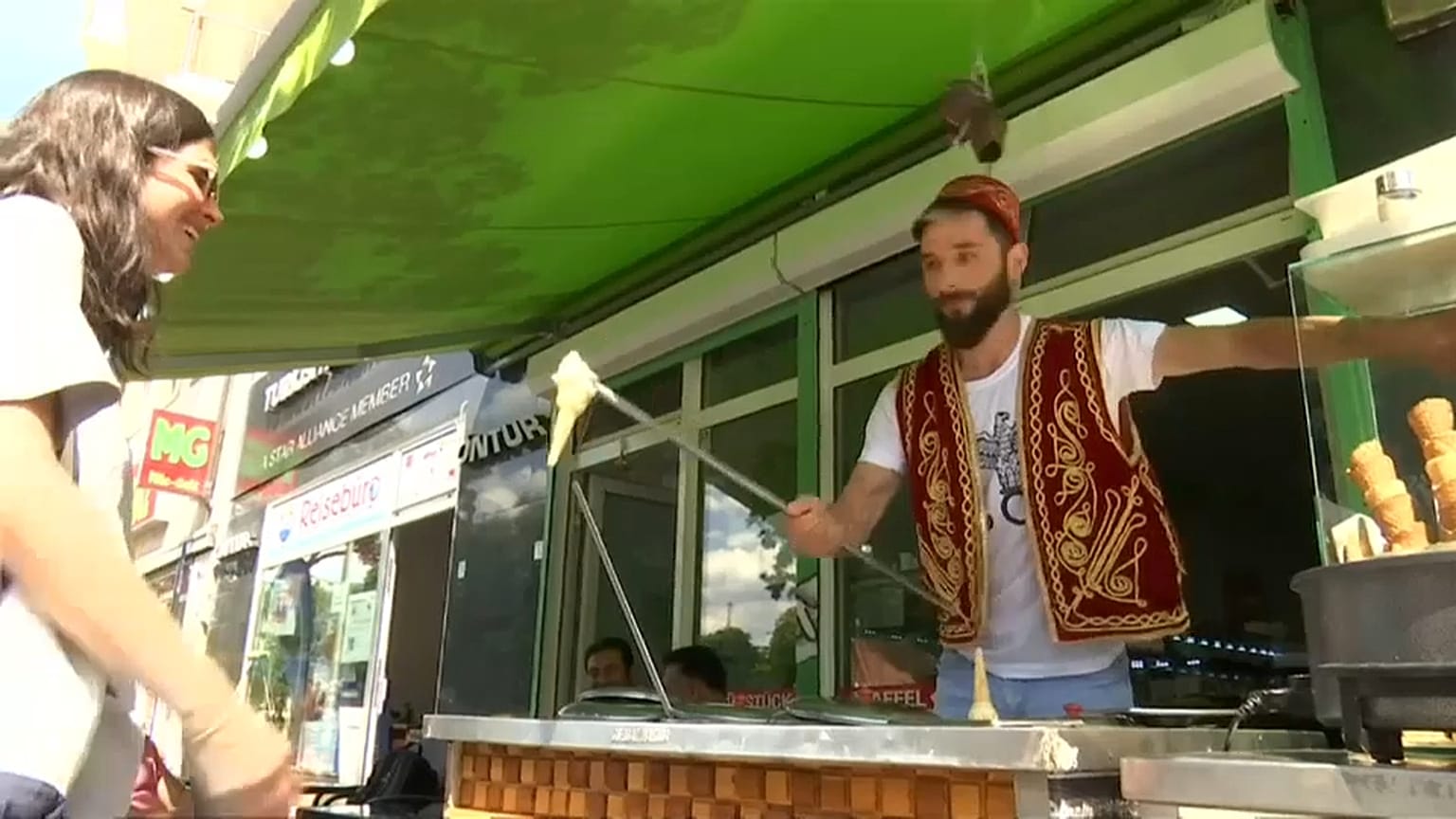 Maraş dondurmasını kapmaya çalışan Almanlar