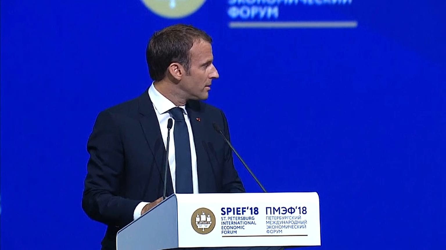 'Facciamo gioco di squadra'. L'apertura di Macron a Putin