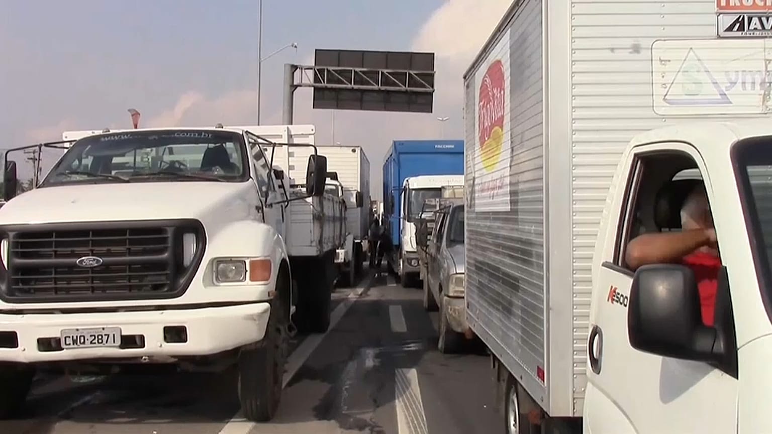 Brasil envía al ejército para despejar las carreteras