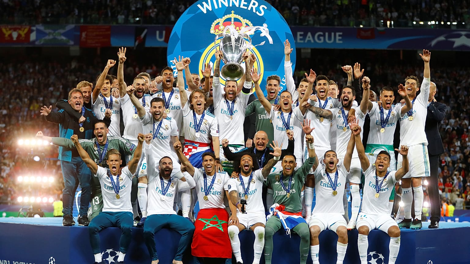 لاعبو فريق نادي ريال مدريد الإسباني خلال رفع كأس نهائي أبطال أوروبا لكرة ال
