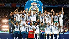 لاعبو فريق نادي ريال مدريد الإسباني خلال رفع كأس نهائي أبطال أوروبا لكرة ال