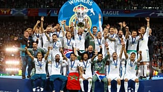 لاعبو فريق نادي ريال مدريد الإسباني خلال رفع كأس نهائي أبطال أوروبا لكرة ال