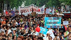 Manifestação em Paris contra políticas de Macron