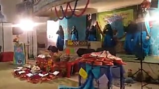 اجرای سرود ناشنوایان در مصلی تهران به علت شباهت آن به «حرکات موزون» متوقف شد
