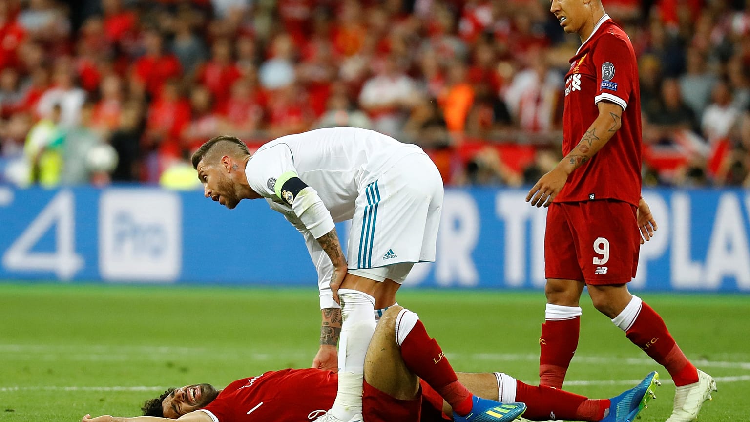راموس وصلاح بعد الإصابة التي تعرض لها الأخير