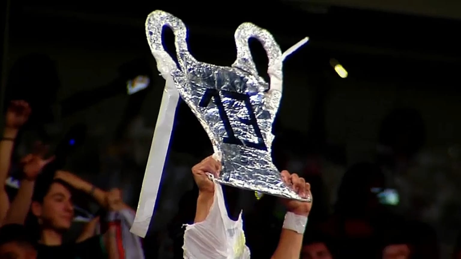 أحد مشجعي ريال مدريد يحتفل بالكأس رقم 13 على طريقته