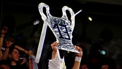 أحد مشجعي ريال مدريد يحتفل بالكأس رقم 13 على طريقته