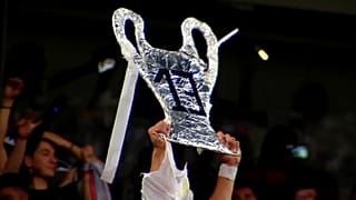 أحد مشجعي ريال مدريد يحتفل بالكأس رقم 13 على طريقته