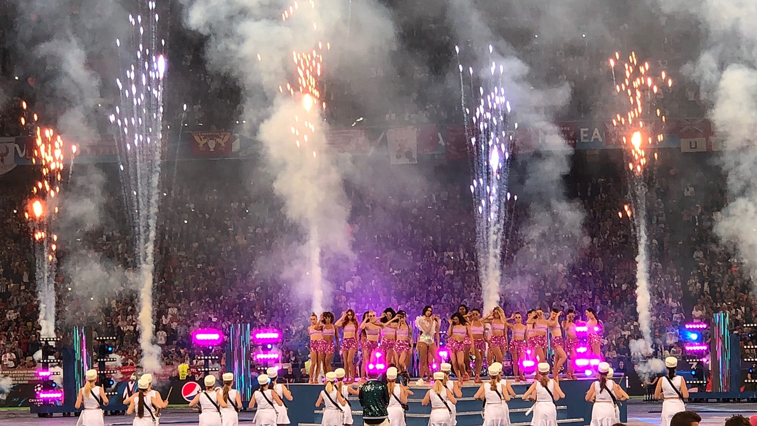 Şampiyonlar Ligi final maçı öncesi Dua Lipa sahne aldı Foto: Bahtiyar Küçük